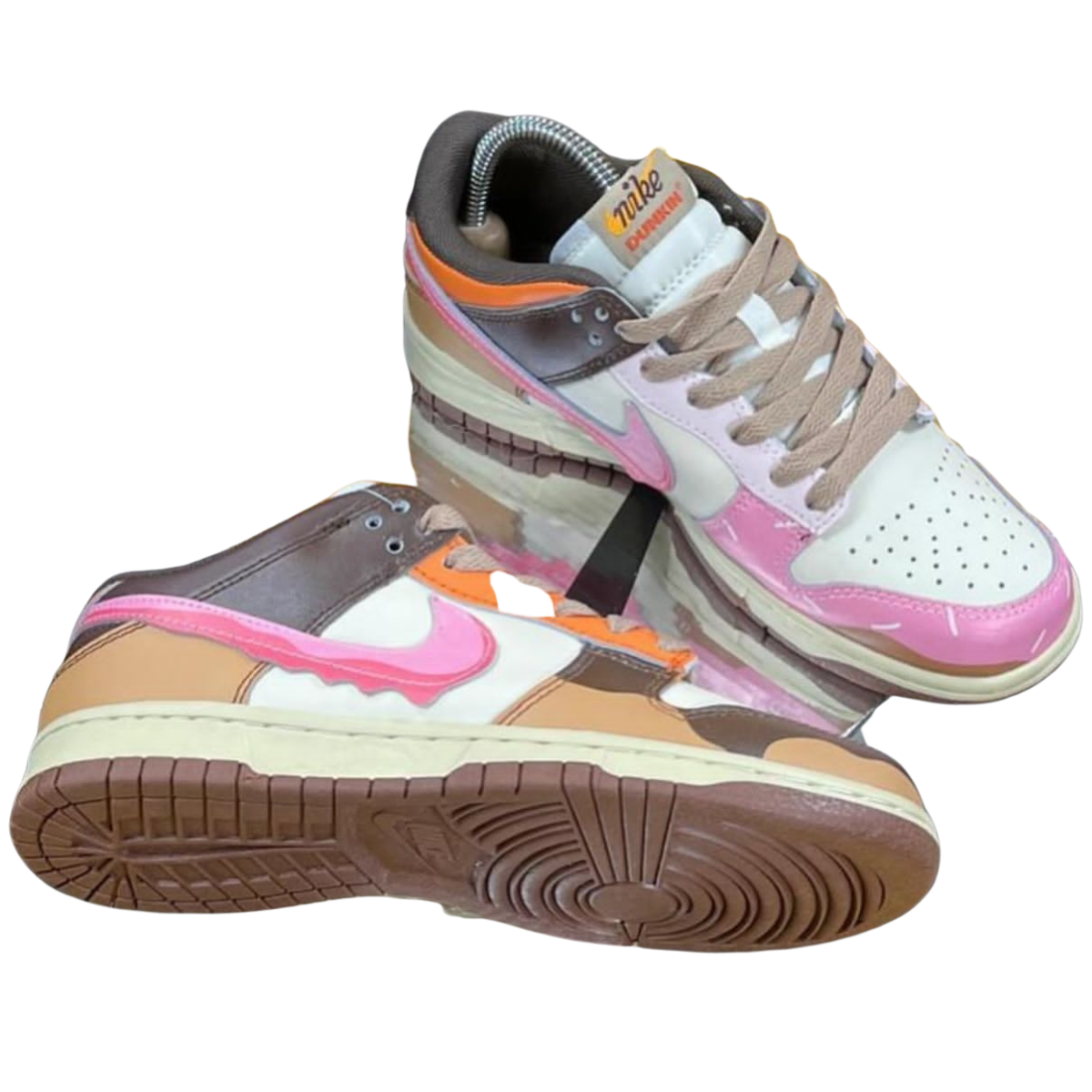 ZAPATILLAS NIKE SB DUNK LOW HOMBRE. ¿Por qué elegir las ZAPATILLAS NIKE SB DUNK LOW HOMBRE? Las ZAPATILLAS NIKE SB DUNK LOW HOMBRE son una de las opciones más populares en el mundo del calzado deportivo. Diseñadas para brindar comodidad, estilo y resistencia, estas zapatillas son perfectas tanto para skaters como para quienes buscan un look urbano y moderno. En Onlineshoppingcenterg, te ofrecemos una amplia gama de modelos de Nike SB Dunk Low Hombre con diferentes colores y tallas para que encuentres la opción ideal.  Diseño y estilo único de las ZAPATILLAS NIKE SB DUNK LOW HOMBRE Las ZAPATILLAS NIKE SB DUNK LOW HOMBRE tienen un diseño clásico que se ha mantenido en tendencia durante años. La línea SB (Skateboarding) combina una estructura resistente con una suela acolchada para absorber los impactos y mejorar la durabilidad. Además, la Nike Dunk Low es conocida por su estilo versátil que se adapta a cualquier look, desde el casual hasta el deportivo.  Características principales Amortiguación cómoda: Gracias a la tecnología de Nike SB Dunk Low Pro, estas zapatillas ofrecen una excelente absorción de impactos. Diseño icónico: Modelos como el Nike Dunk Low Retro y el Nike Dunk Low Panda son clásicos que nunca pasan de moda. Resistencia para skaters: La línea SB está diseñada específicamente para soportar las demandas del skateboarding. ¿Dónde comprar ZAPATILLAS NIKE SB DUNK LOW HOMBRE en Colombia? En Onlineshoppingcenterg, tenemos las mejores opciones de Nike Dunk Low Colombia. Ofrecemos envíos rápidos y seguros para todo el país, con una amplia selección de colores y estilos para elegir. Ya sea que busques un modelo clásico como el Nike Dunk Low Retro o uno más específico como el Dunk Low Off White, nuestra tienda tiene lo que necesitas.